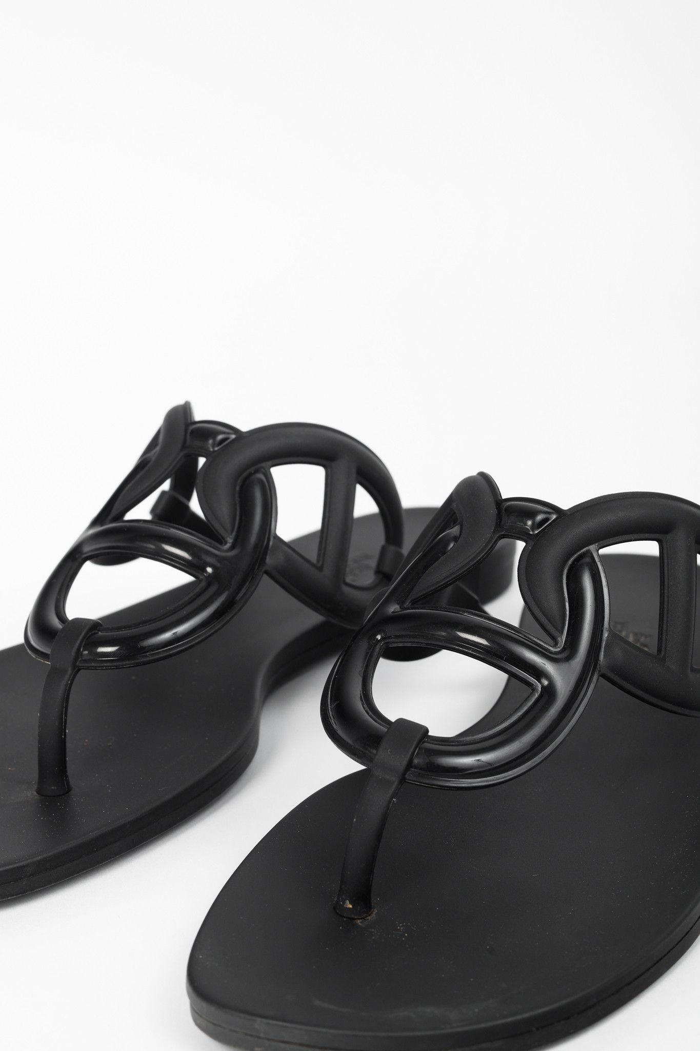 Hermes Hermes Egerie Noir Rubber Chaine d'Ancre Thong Sandals Size US 8.5 / IT 38.5 - 7 Thumbnail