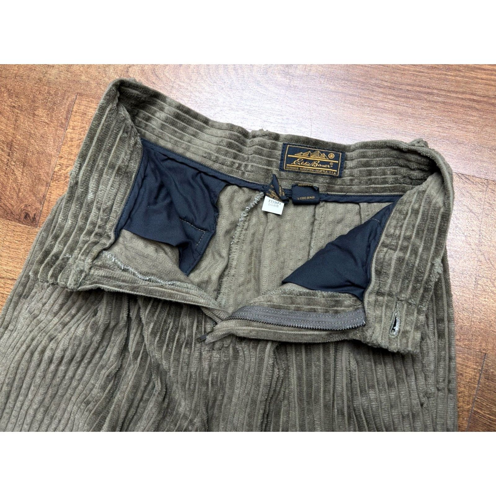 Eddie Bauer VINTAGE Eddie Bauer Pants Green Women’s 4P Corduroy Pleated High Waisted Tapered 27 Inseam Inseam Petite 25 Waist 80s Size 42" / US 20 - 6 Thumbnail