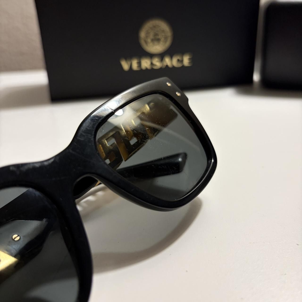 Versace versace vintage black and gold sunglasses VE4421 Size ONE SIZE - 8 Thumbnail