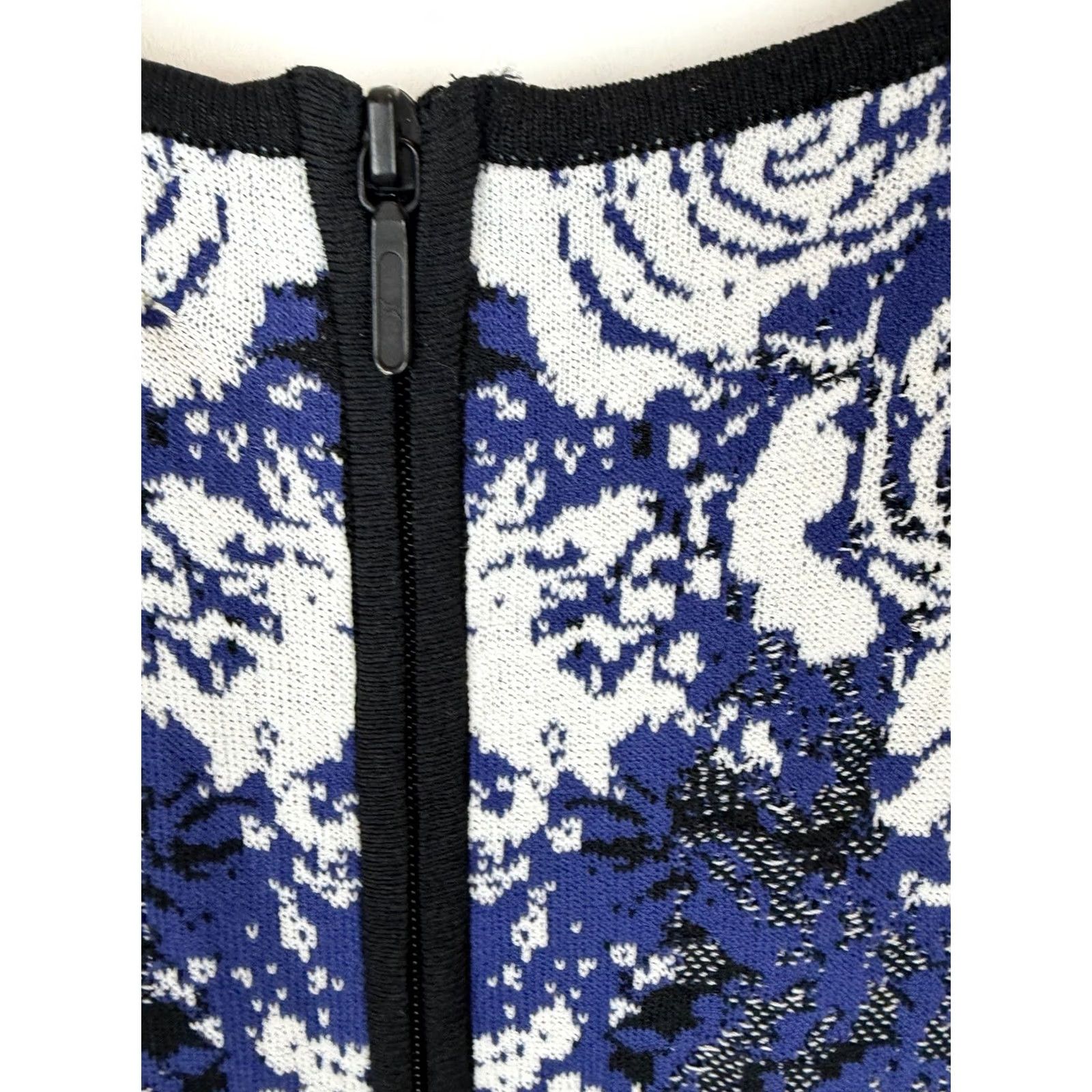 Nicole Miller Nicole Miller Blue Floral Knit Dress Womens Small Fitted Stretchy Cap Sleeve V-Neck Zip Ruched Size S / US 4 / IT 40 - 5 Thumbnail