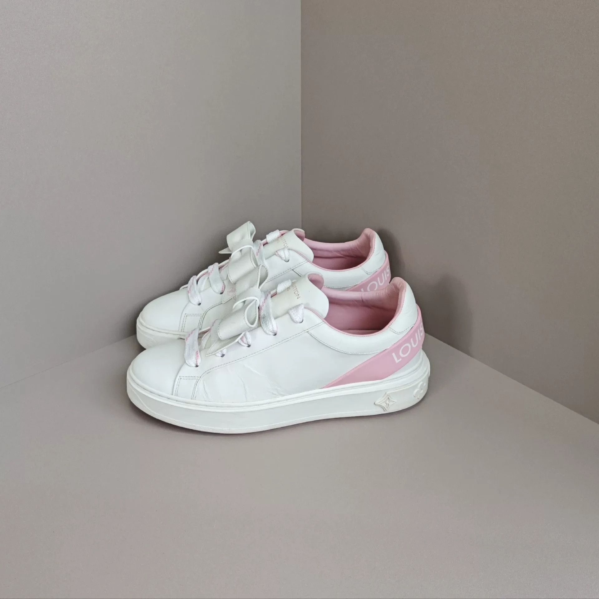 Louis Vuitton Louis Vuitton Lowtop Sneakers us_8 Women Size US 8 / IT 38 - 1 Thumbnail