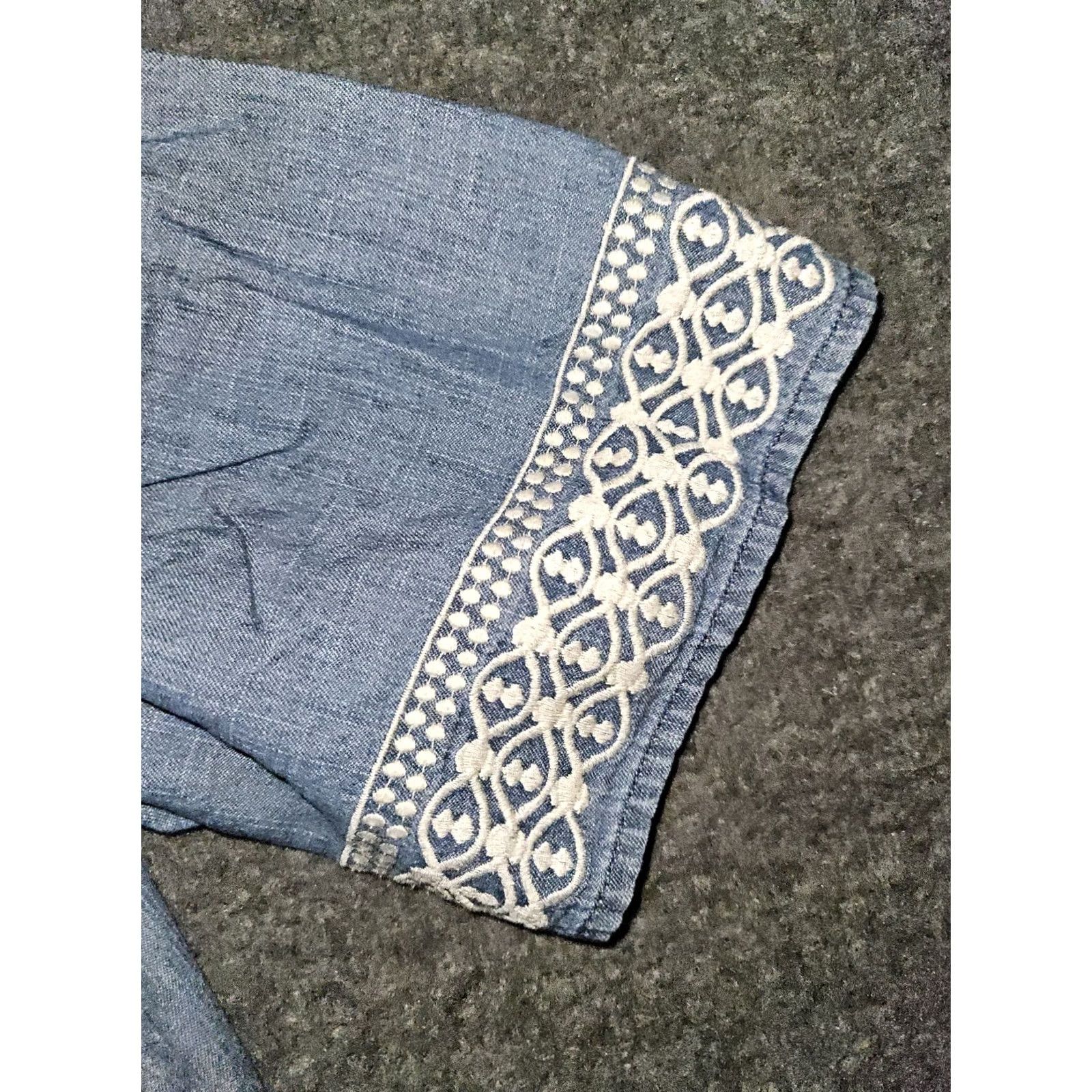 Vineyard Vines Vineyard Vines Chambray Top Women's Large Blue Embroidered V-Neck Blouse Size L / US 10 / IT 46 - 7 Thumbnail