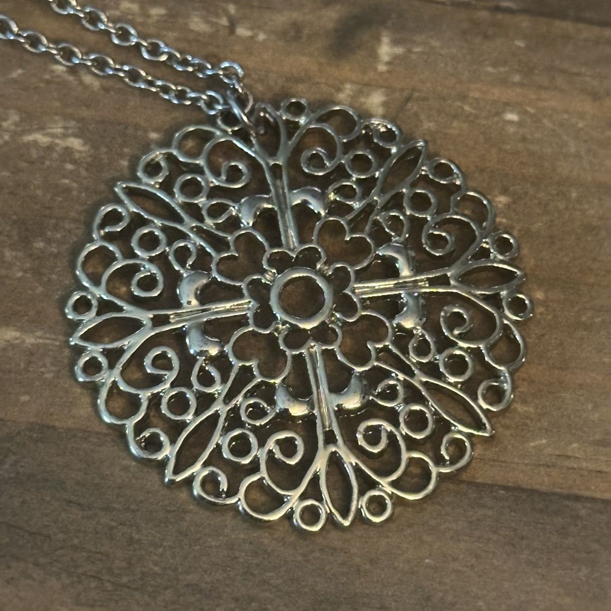 Other Long gold tone filigree medallion pendant necklace Size ONE SIZE - 4 Thumbnail