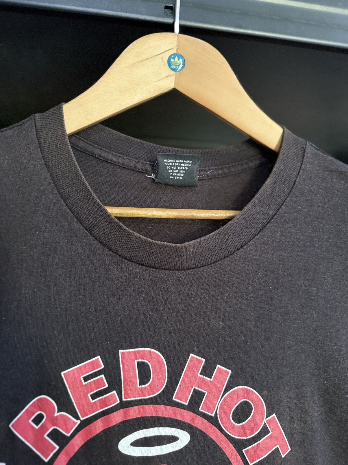 Band Tees Thrashed Vintage 90s Red Hot Chilli Peppers Sun Faded Tee Size US L / EU 52-54 / 3 - 7 Thumbnail