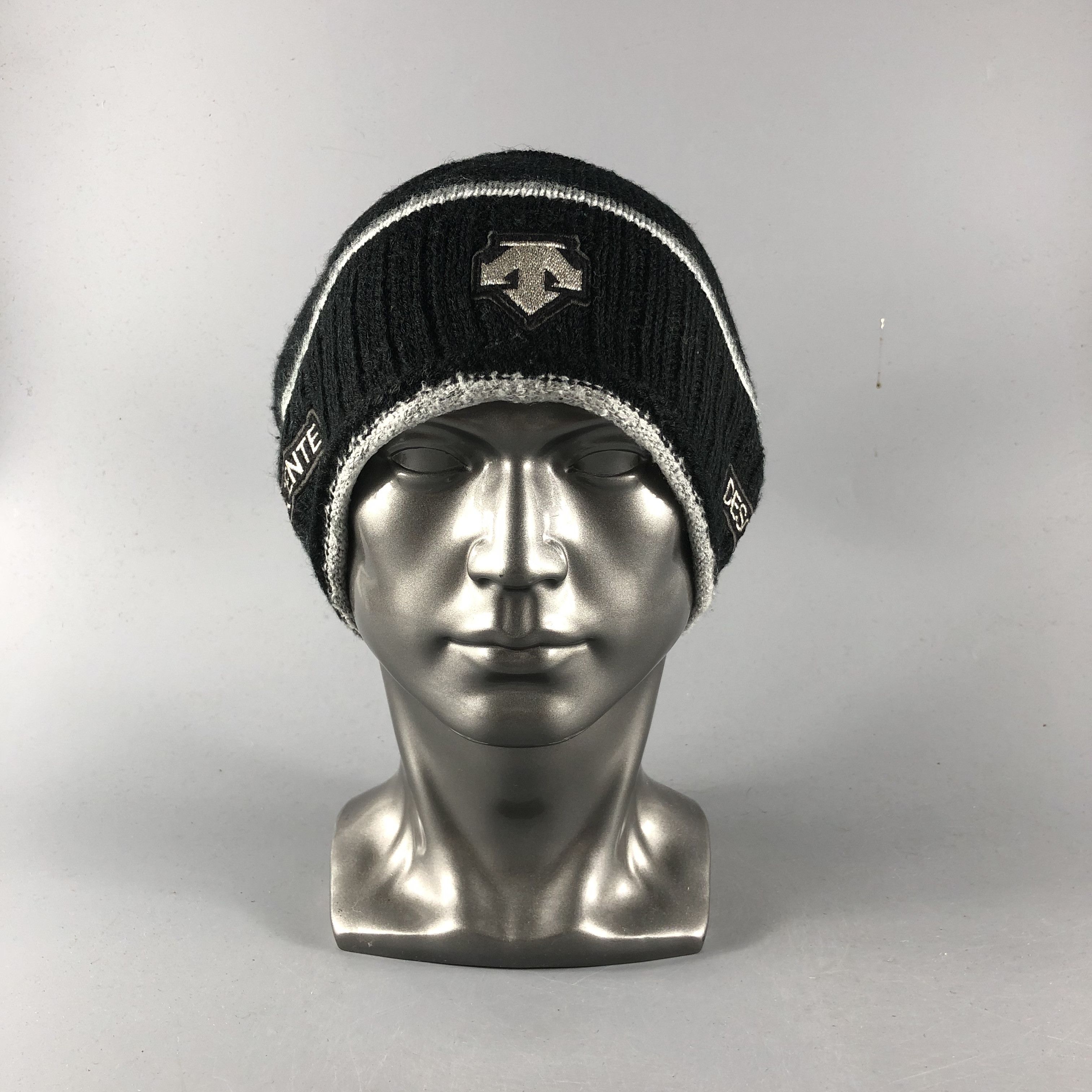 Descente Descente Beanie Snowcap Snow Hat B1061 Size ONE SIZE - 1 Thumbnail