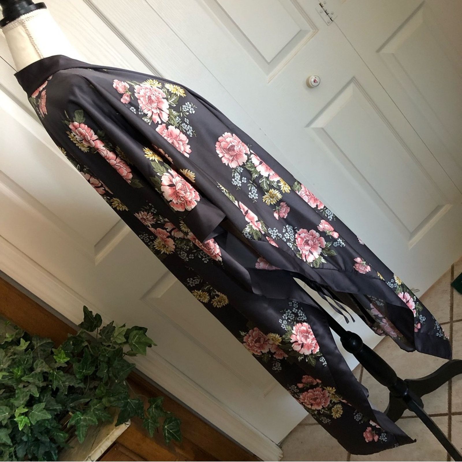 Other Torrid gray with colorful floral pattern open front robe Size ONE SIZE - 5 Thumbnail