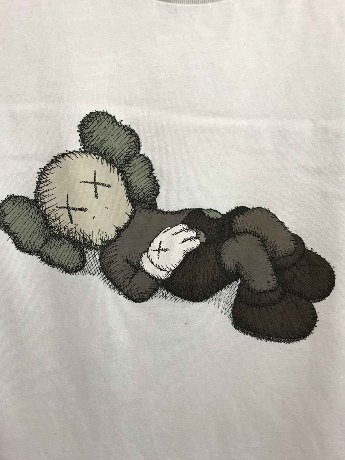 Kaws × Uniqlo Uniqlo x Kaws streetwear tee Size US M / EU 48-50 / 2 - 3 Thumbnail