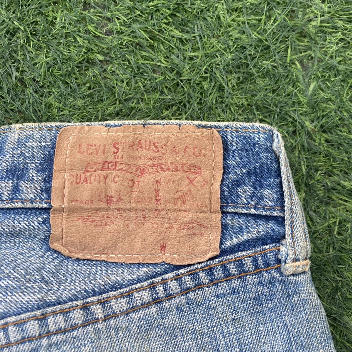 Levi's VINTAGE 60s LEVI’S 501 SELVEDGE BUTTON 6 DISTRESSED JEANS Size US 30 / EU 46 - 13 Thumbnail