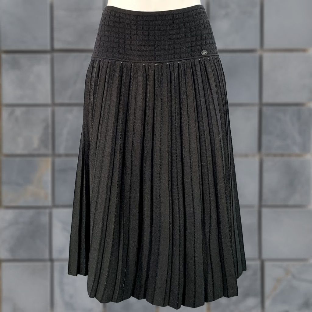 Chanel CHANEL Skirt Women's Size 6 Black Pleated Elastic Waistband Below Knee Vintage 2005 Jersey Viscose Blend France Size 28" / US 6 / IT 42 - 1 Thumbnail