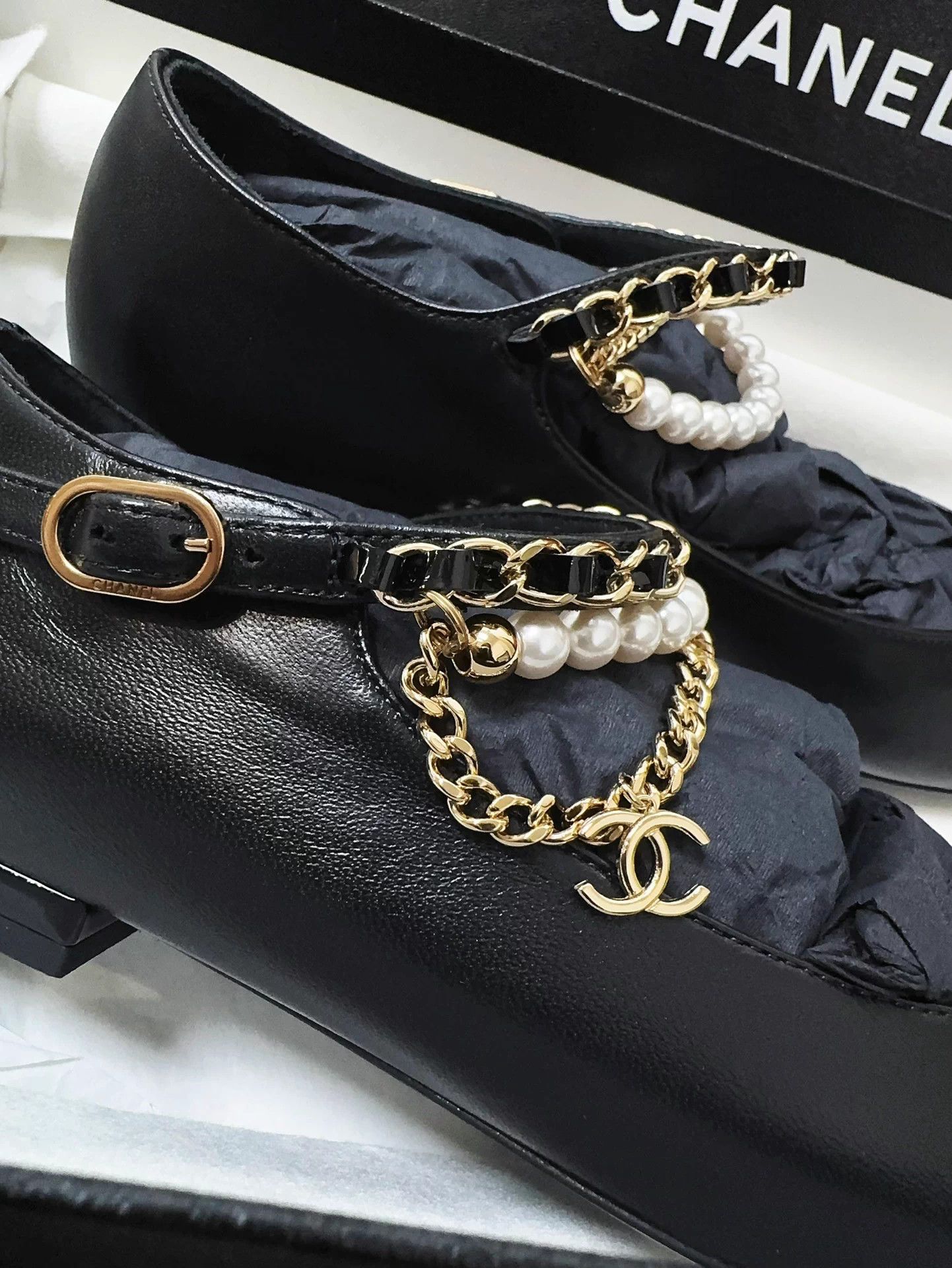Chanel Chanel 25B Pearl Chain Black Mary Janes Flats Size US 5 / IT 35 - 7 Thumbnail