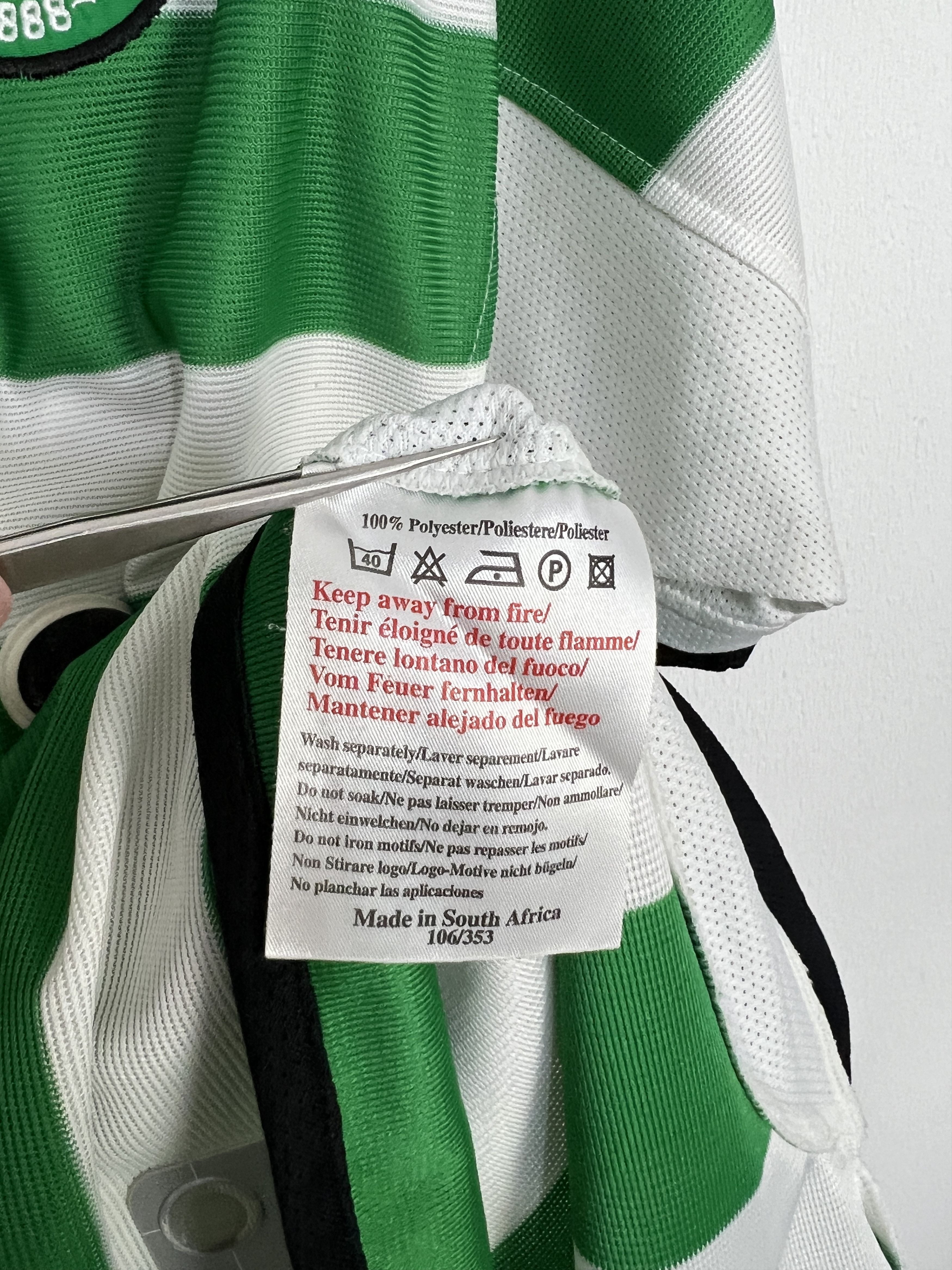 Umbro Celtic Home football shirt 2001 Soccer Umbro Jersey Mens Size US M / EU 48-50 / 2 - 11 Thumbnail