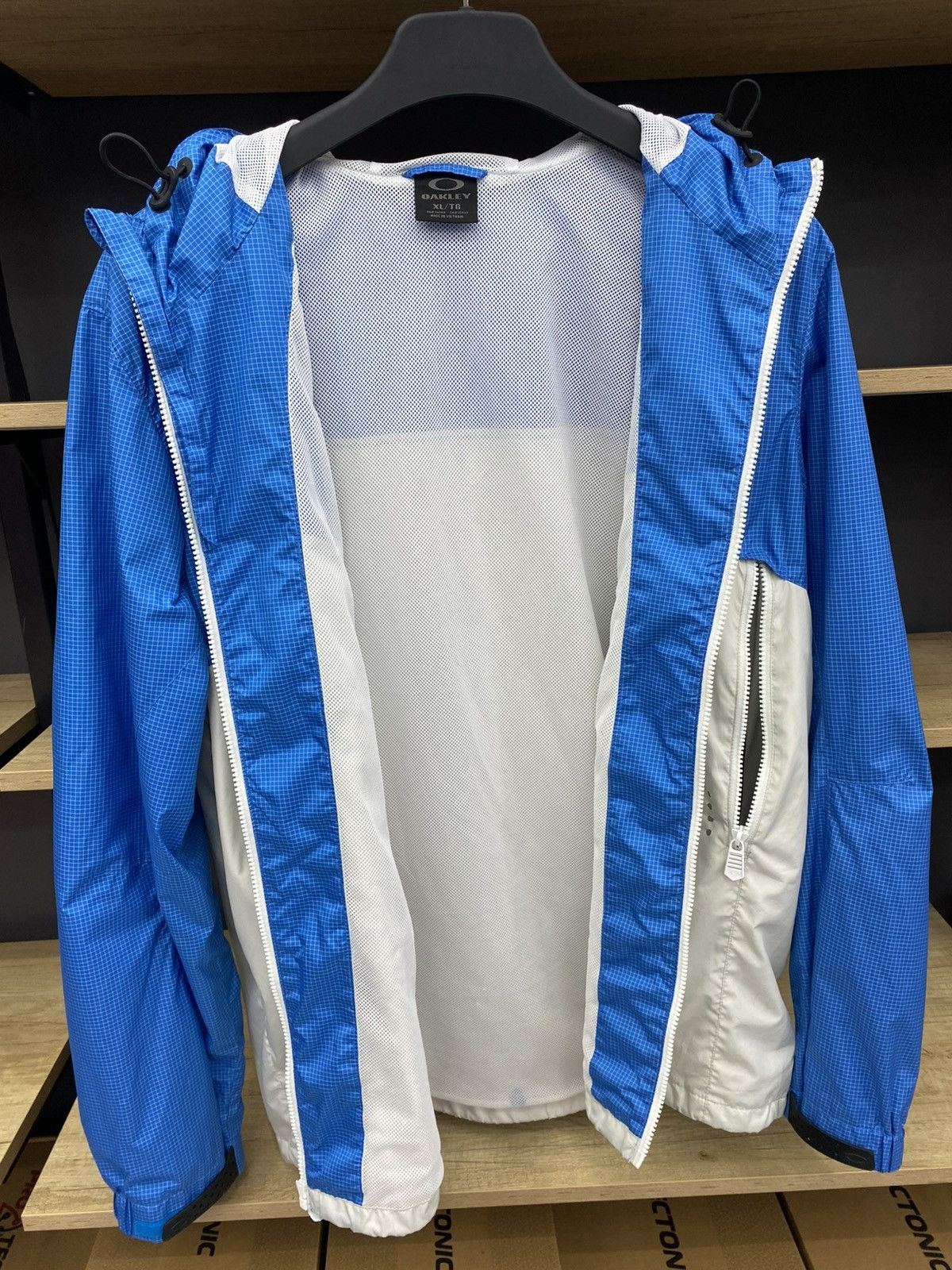 Oakley Vintage Rare Oakley Blue White Light Jacket Gorpcore Style Size US XL / EU 56 / 4 - 3 Thumbnail