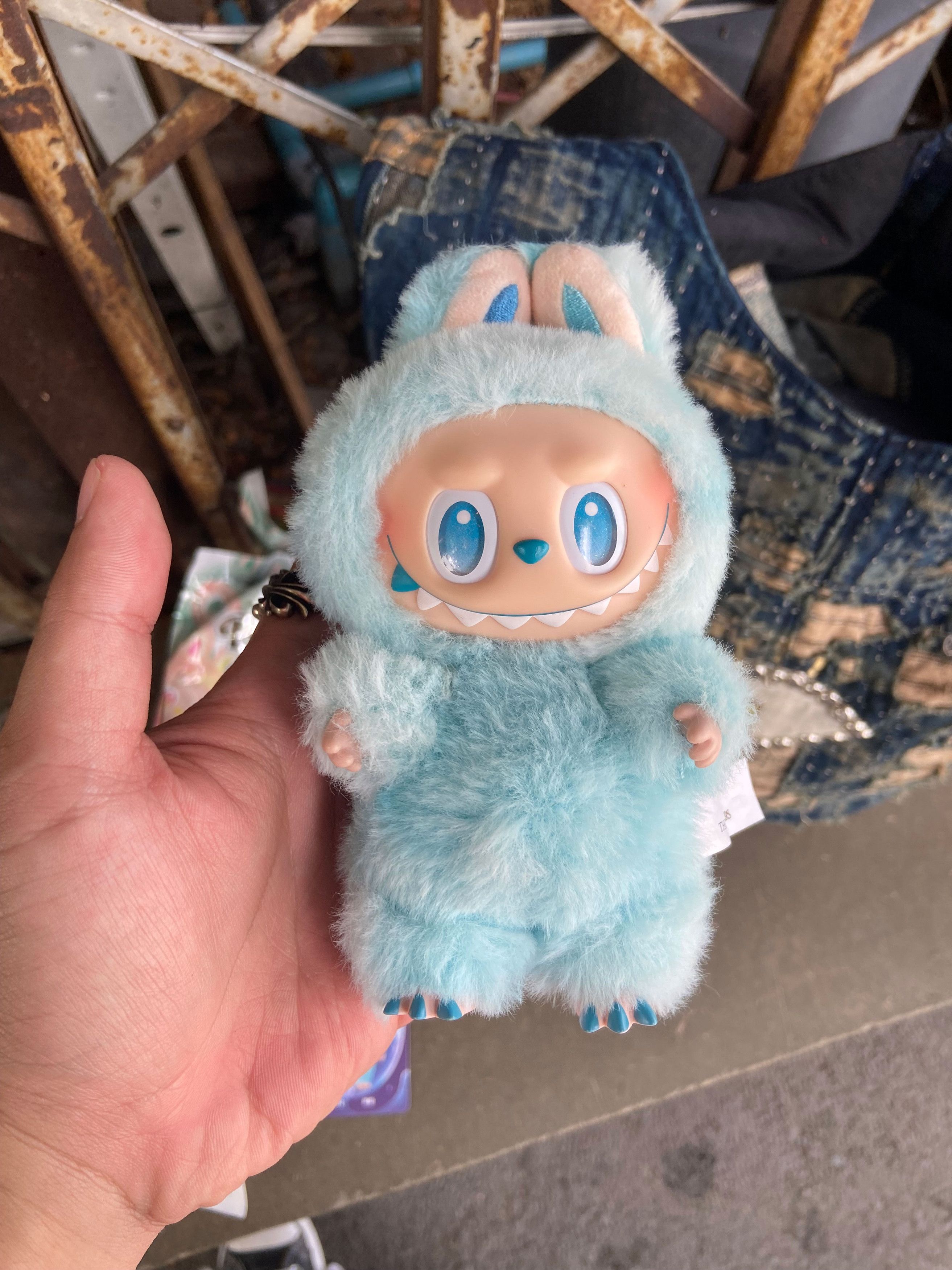 POP MART THE MONSTERS LABUBU V3 - Big into Energy Size ONE SIZE - 5 Thumbnail