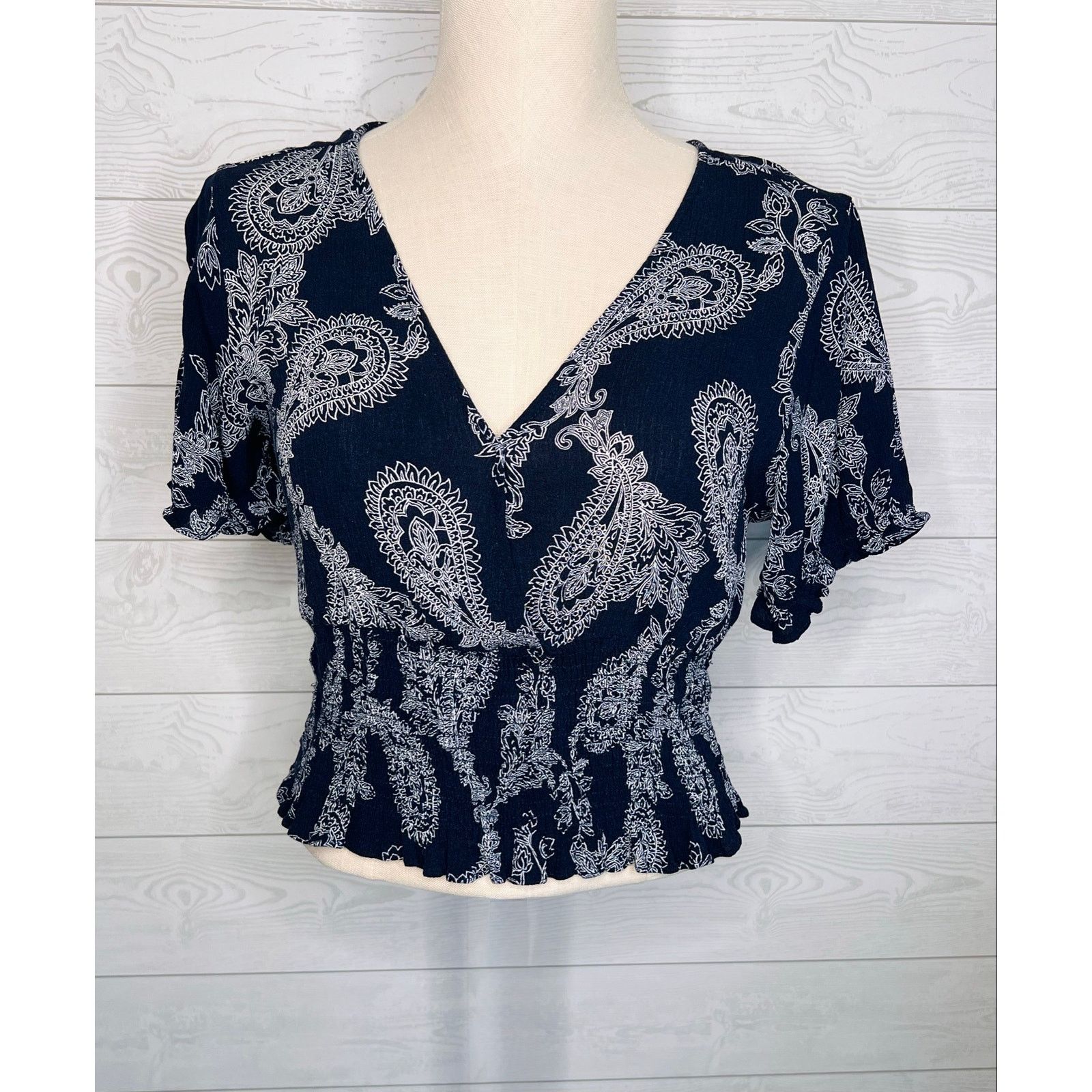 Other Paper Crane Navy Paisley flutter sleeves smocked crop top L Size L / US 10 / IT 46 - 2 Thumbnail
