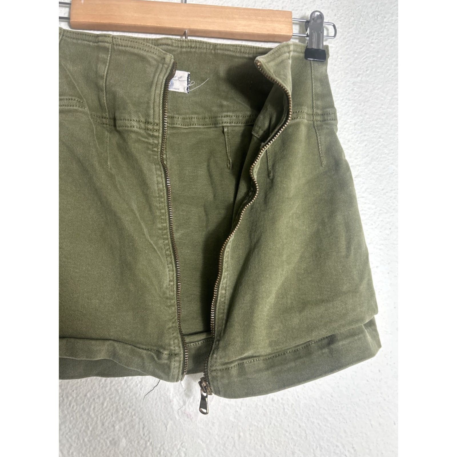 Free People Free People Skirt Mini Womens 26x14 Army Green Zip Pocket Distressed All Seasons 90s Bohemian Festival Rock Band Modern Coastal Cowgirl Size 26" / US 2 / IT 38 - 5 Thumbnail