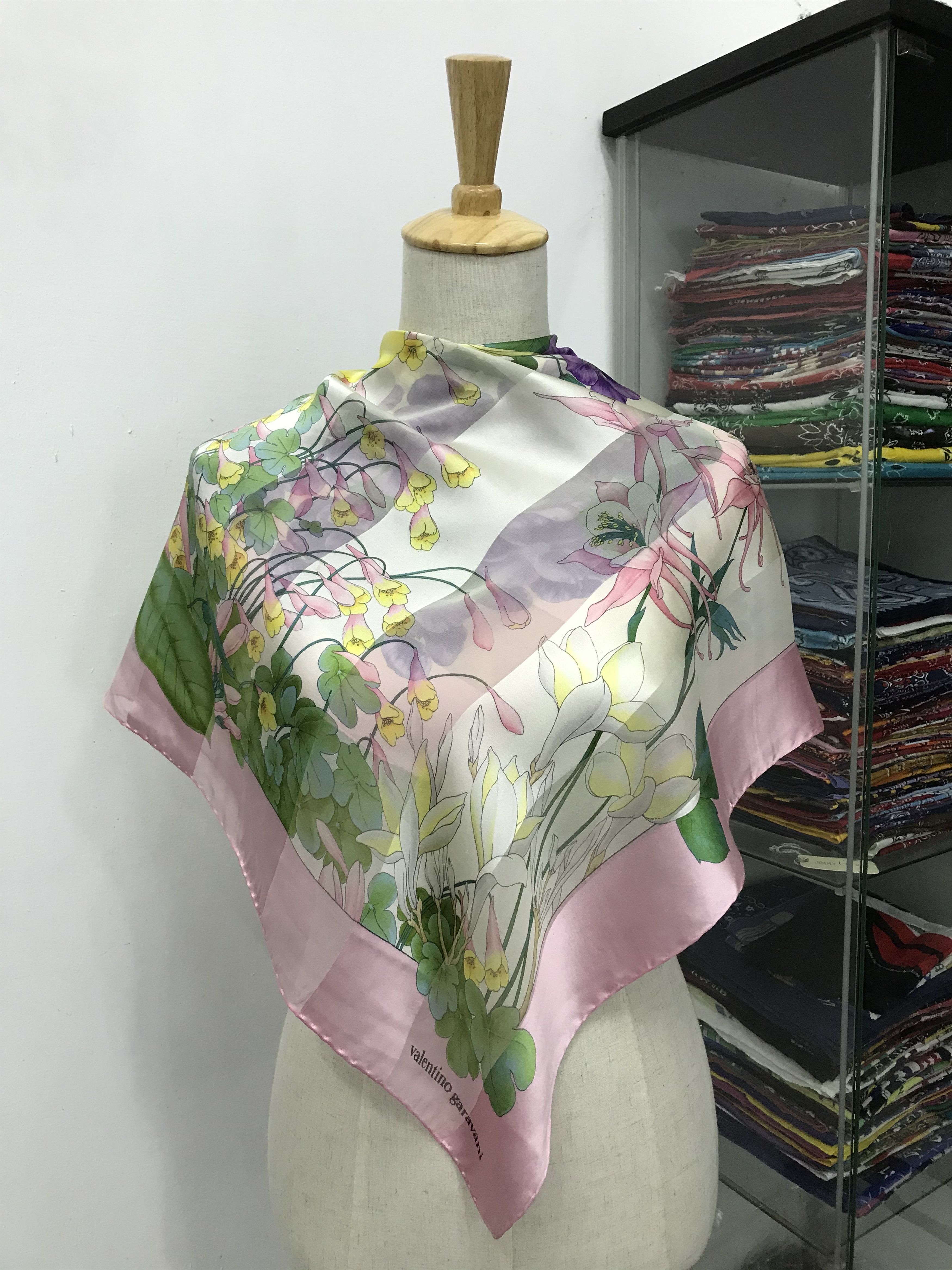 Vintage Vintage Valentino Garavani Silk Scarf Size ONE SIZE - 1 Thumbnail