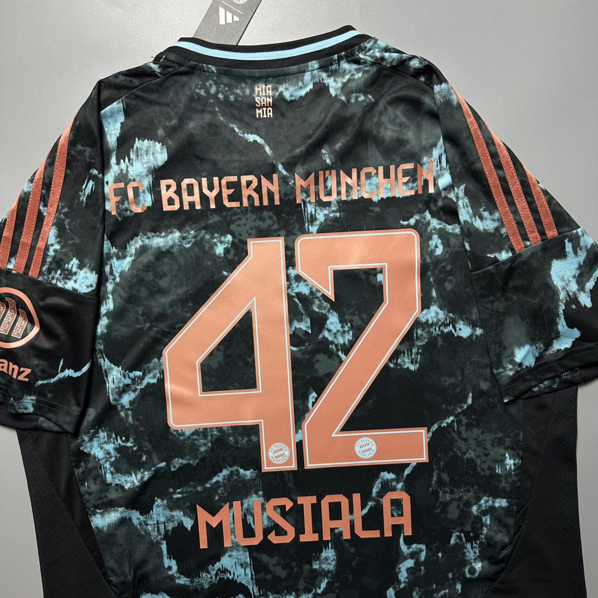 Vintage BAYERN ADIDAS 2024/2025 FOOTBALL AWAY JERSEY #42 MUSIALA Size US XL / EU 56 / 4 - 10 Thumbnail