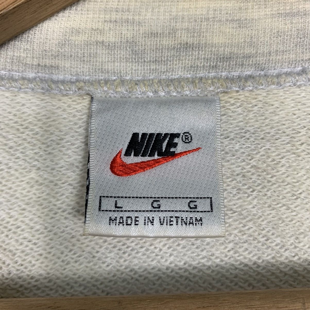 Nike Vintage Nike Swoosh Crewneck Sweatshirt Size US L / EU 52-54 / 3 - 11 Thumbnail