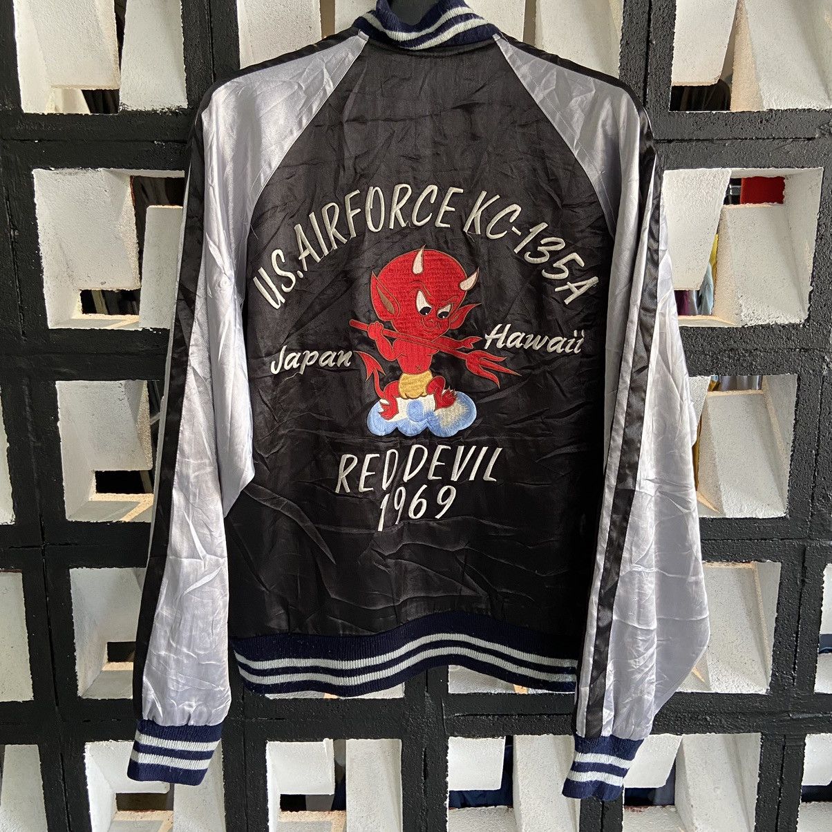 Japanese Brand Vintage sukajan red devil US airforce KC 135A hawai 60’s Size US M / EU 48-50 / 2 - 3 Thumbnail