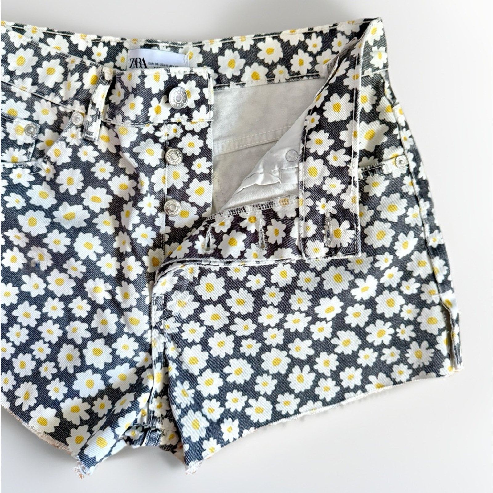 Zara Zara Button Fly Shorts Women's 4 Frayed High Rise Size 27" / US 4 / IT 40 - 3 Thumbnail