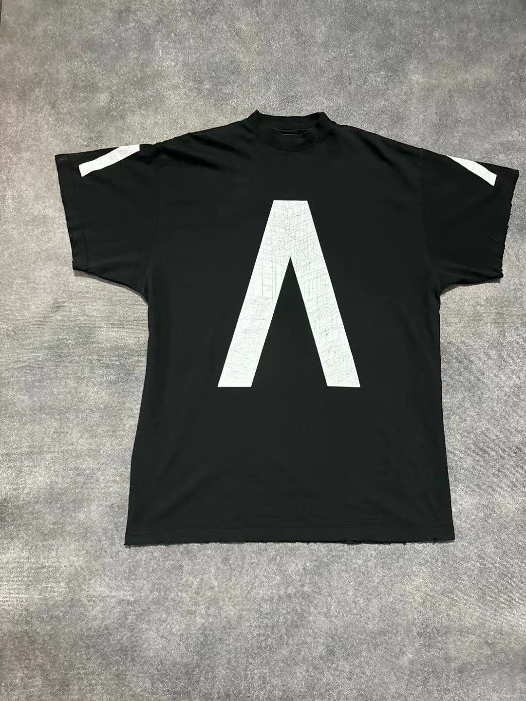 Balenciaga Balenciaga 24ss Apple music Limited Capsule Short Sleeve 25 Size US S / EU 44-46 / 1 - 1 Thumbnail