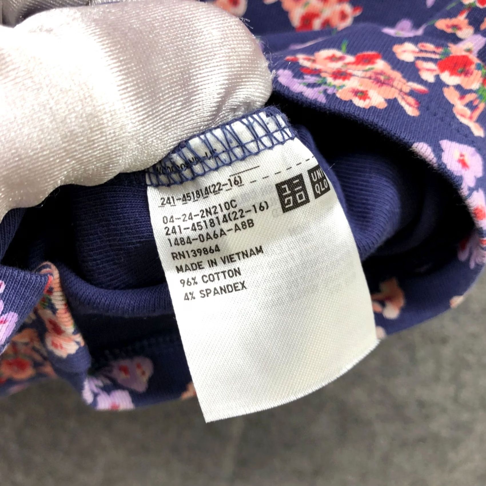 Uniqlo Uniqlo T-Shirt Womens M Cropped Short Sleeve Floral Scoop Neck Navy Slim Casual Shirt Size M / US 6-8 / IT 42-44 - 4 Thumbnail