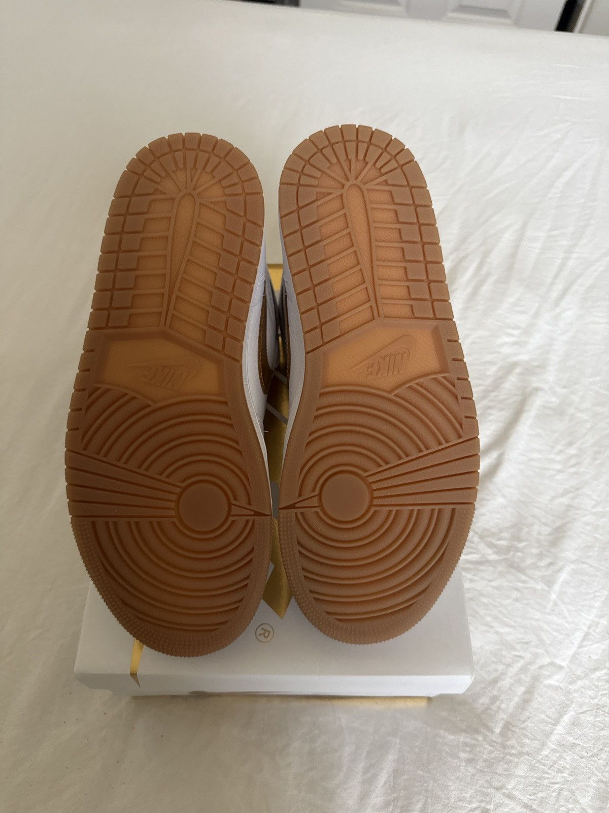 WMNS Air Jordan 1 Retro Hi (U.S. Men Size 8) Menswear