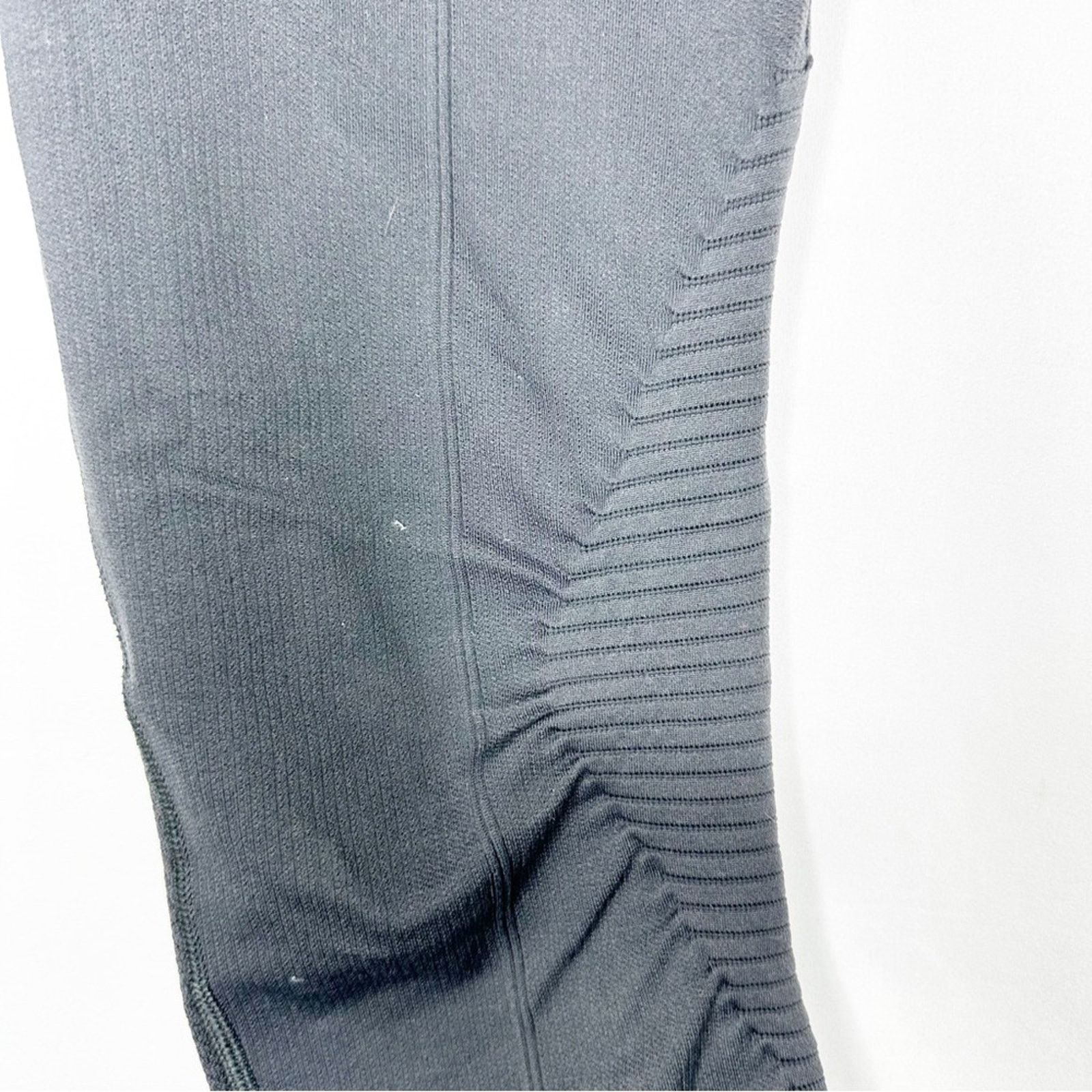 Lululemon LULULEMON In the Flow Black Capri Leggings in Size 4 Size 27" / US 4 / IT 40 - 5 Thumbnail
