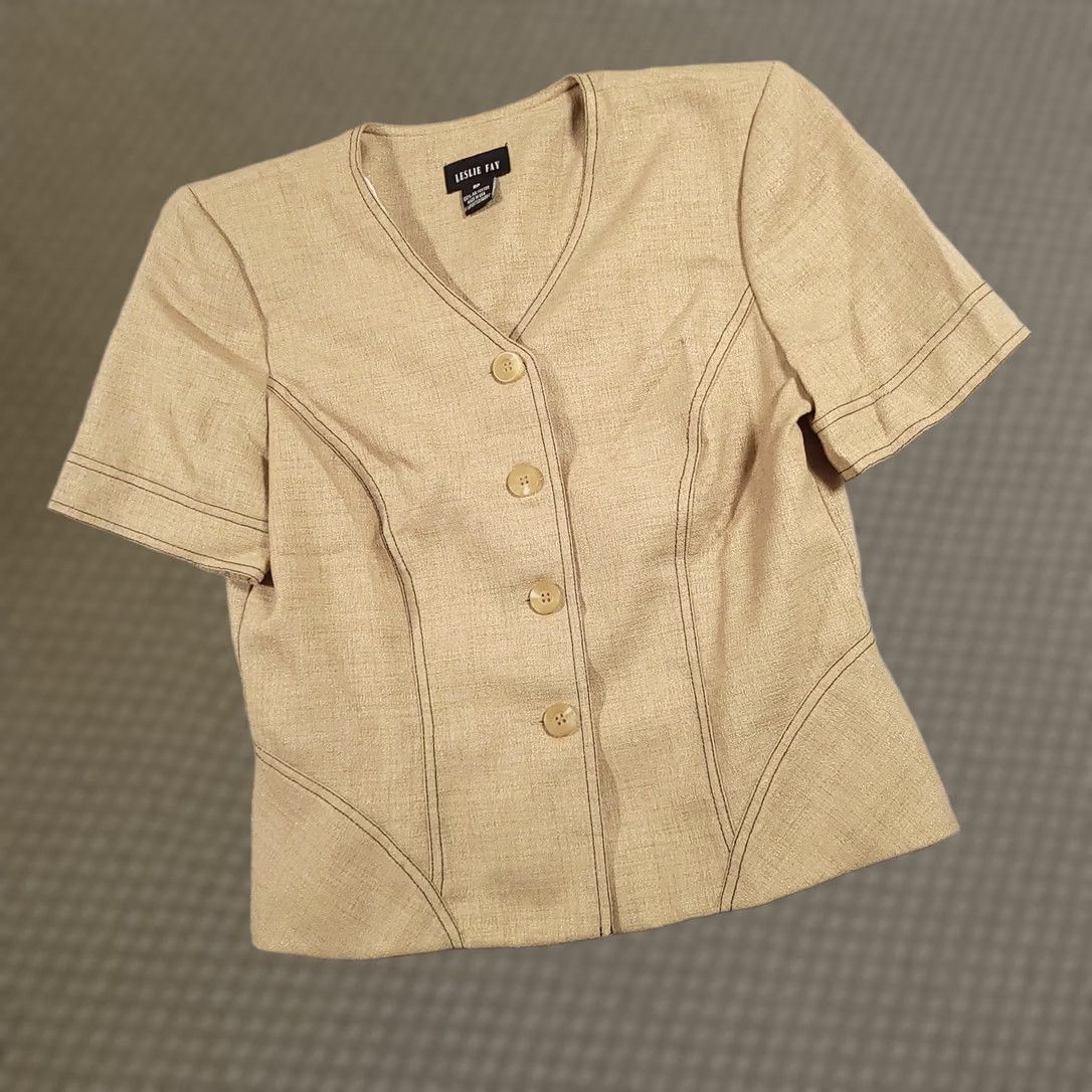 Vintage Leslie Fay Blouse Womens 8P Beige Short Sleeve Button Front Fitted Top Made USA Size M / US 6-8 / IT 42-44 - 1 Thumbnail