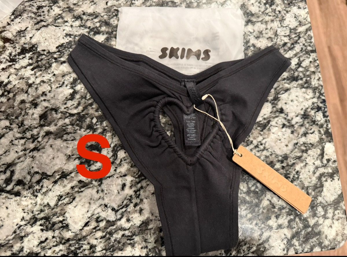 Kim Kardashian × SKIMS Skims Heart Dipped Thong Soot Black Small Size ONE SIZE - 1 Thumbnail