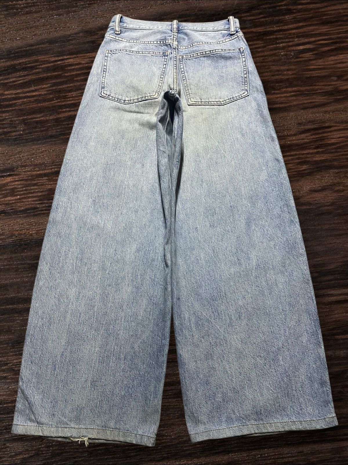 Uniqlo Vintage Uniqlo Light Wash Super Baggy Jeans Size 26" / US 2 / IT 38 - 2 Thumbnail