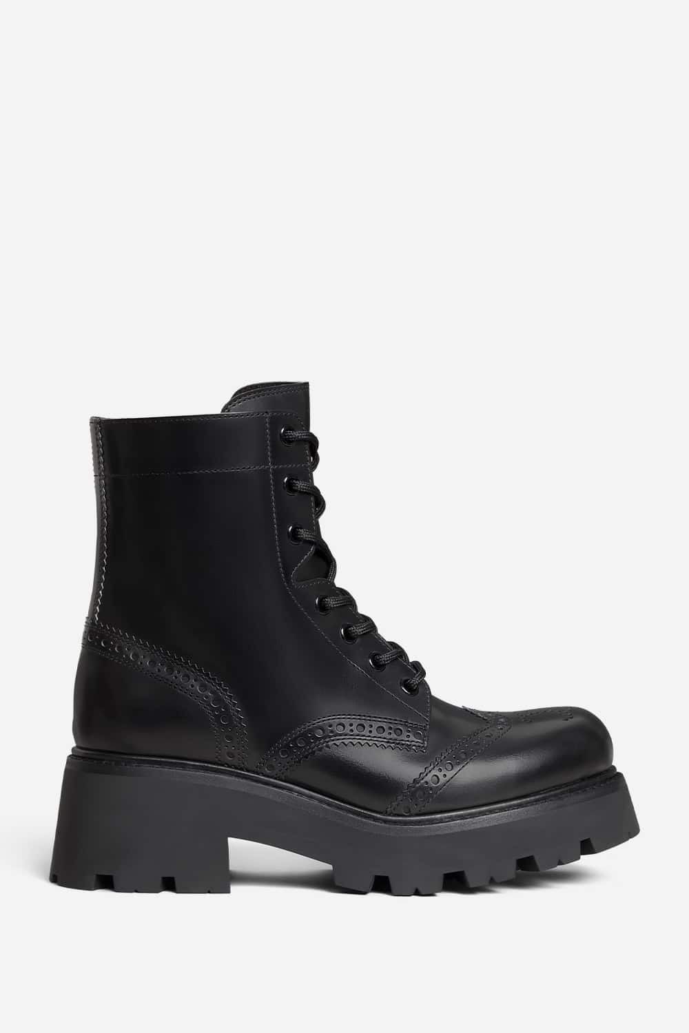 Triomphe zipped boots in black