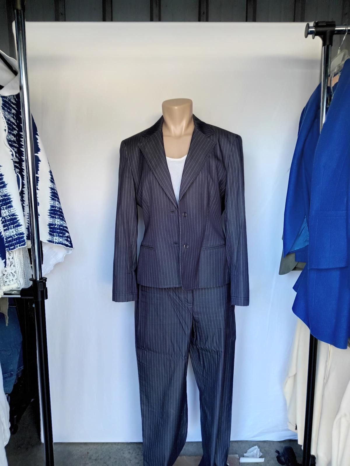 Designer Elegant Women's Pinstripe Suit Set Size M / US 6-8 / IT 42-44 - 1 Thumbnail