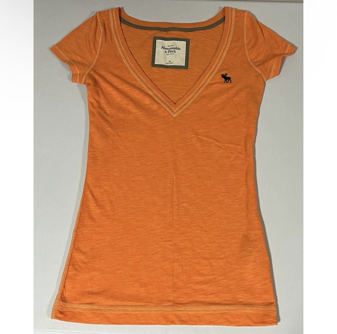 Abercrombie & Fitch Abercrombie Orange Logo V-Neck T-Shirt Top Blouse Tee XS 🧡✨ Size XS / US 0-2 / IT 36-38 - 2 Thumbnail
