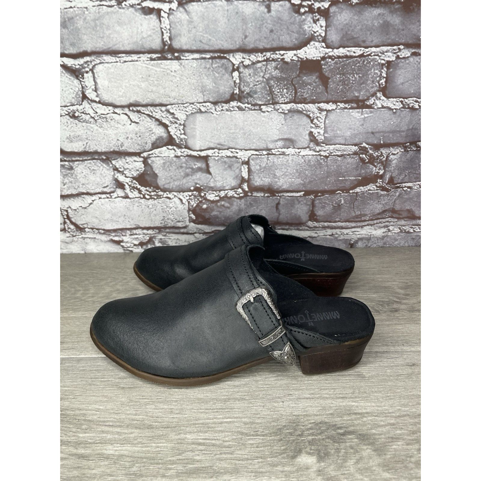 Minnetonka Minnetonka Black Leather Silver Buckle Billie Mules Shoes Wo Size US 7.5 / IT 37.5 - 12 Thumbnail