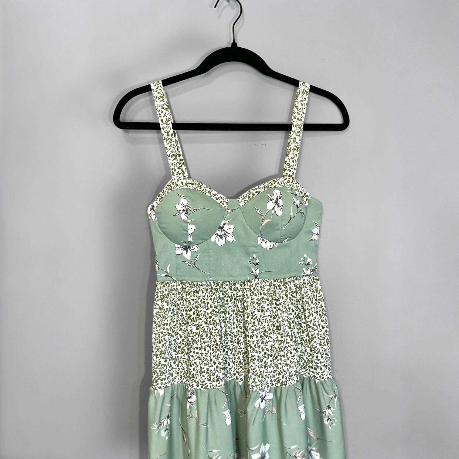 Designer Chic Floral Tiered Maxi Dress in Sage Green Size XS / US 0-2 / IT 36-38 - 3 Thumbnail