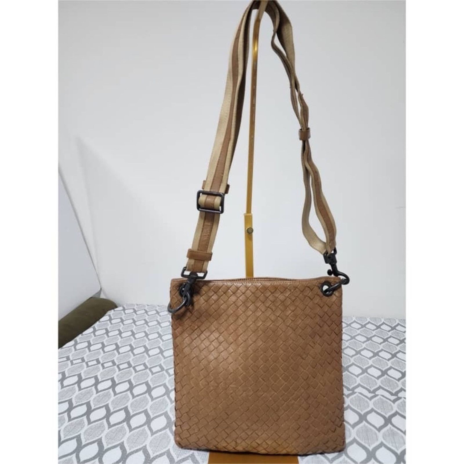 Bottega Veneta Authentic Bottega Veneta Intrecciato Messenger Bag Beige Size ONE SIZE - 1 Thumbnail
