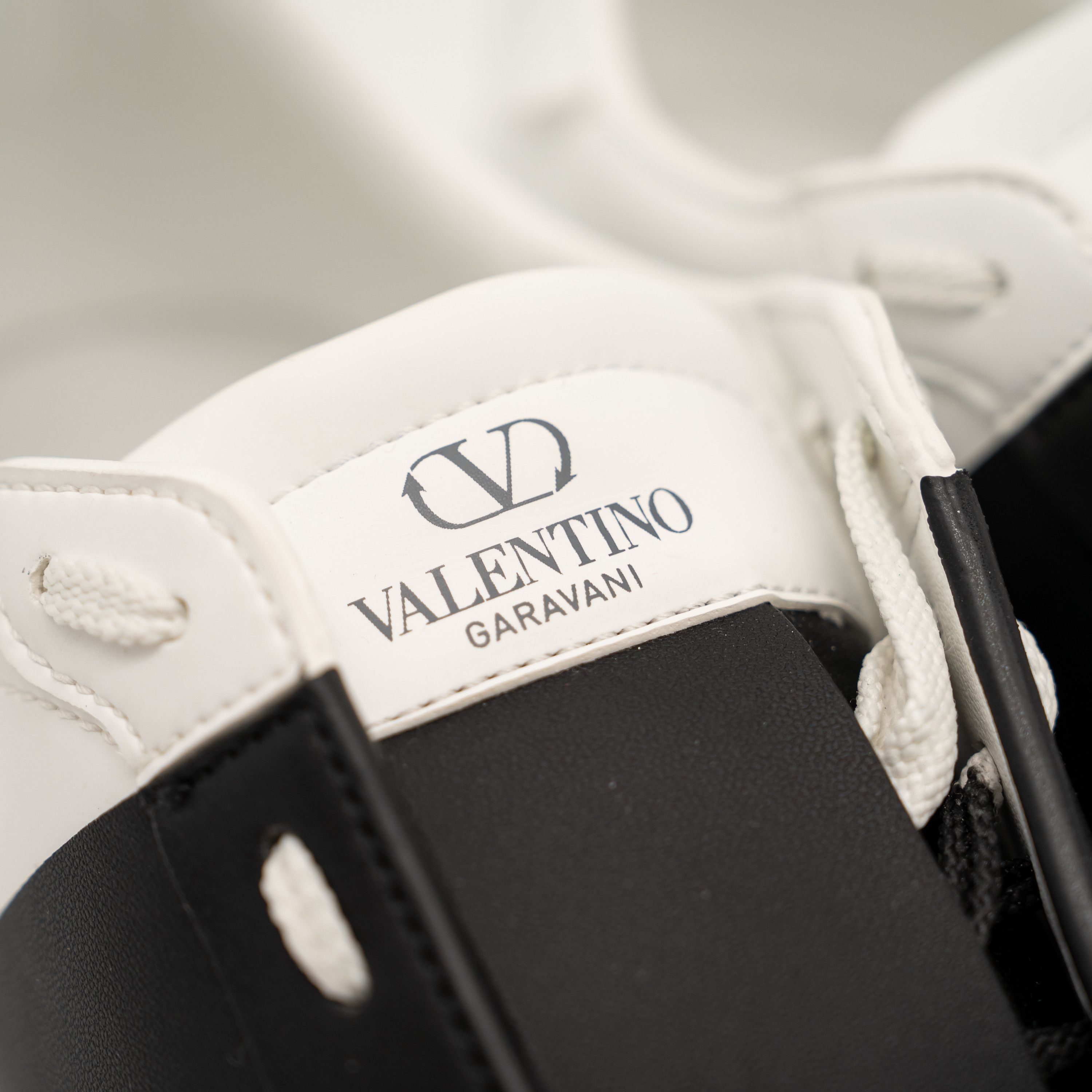 Valentino 39.5eu 9.5 us Valentino Open For A Change White Black Size US 9.5 / IT 39.5 - 8 Thumbnail