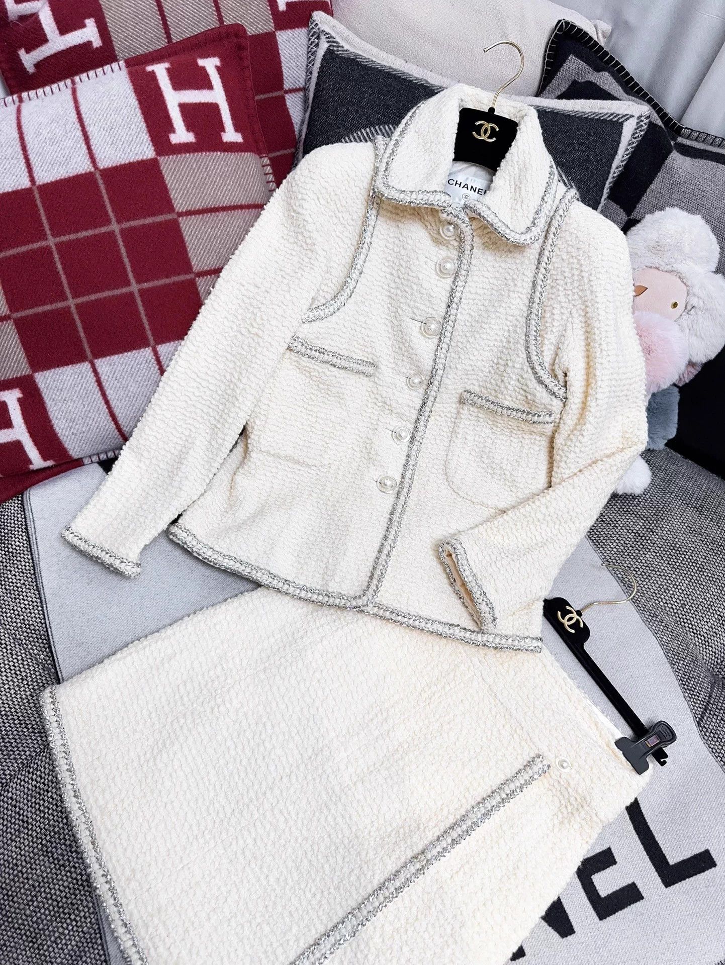 Chanel Chanel 17K Ivory Silver Trim Mini Skirt 36 Size 26" / US 2 / IT 38 - 8 Thumbnail