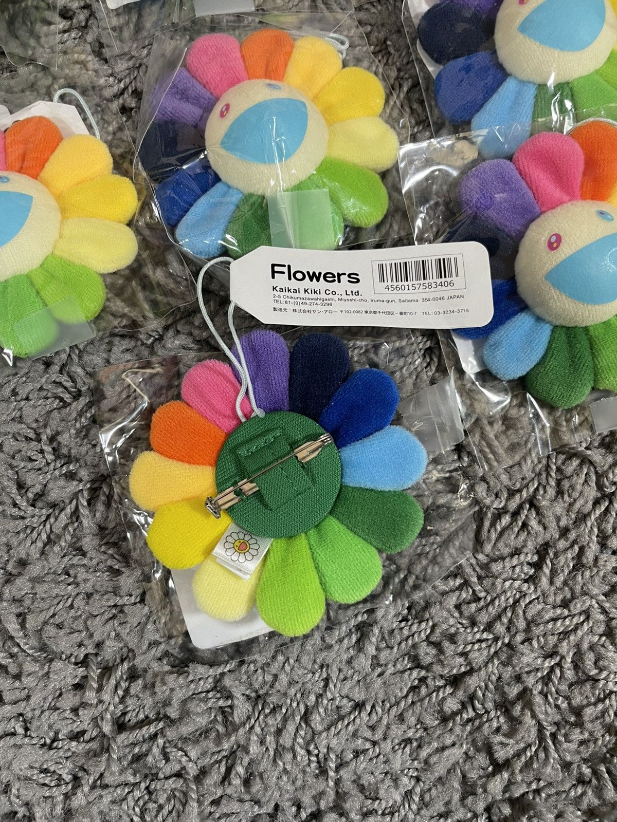Takashi Murakami 2019 Takashi Murakami Flower Plush Pin Rainbow White Blue Size ONE SIZE - 4 Thumbnail