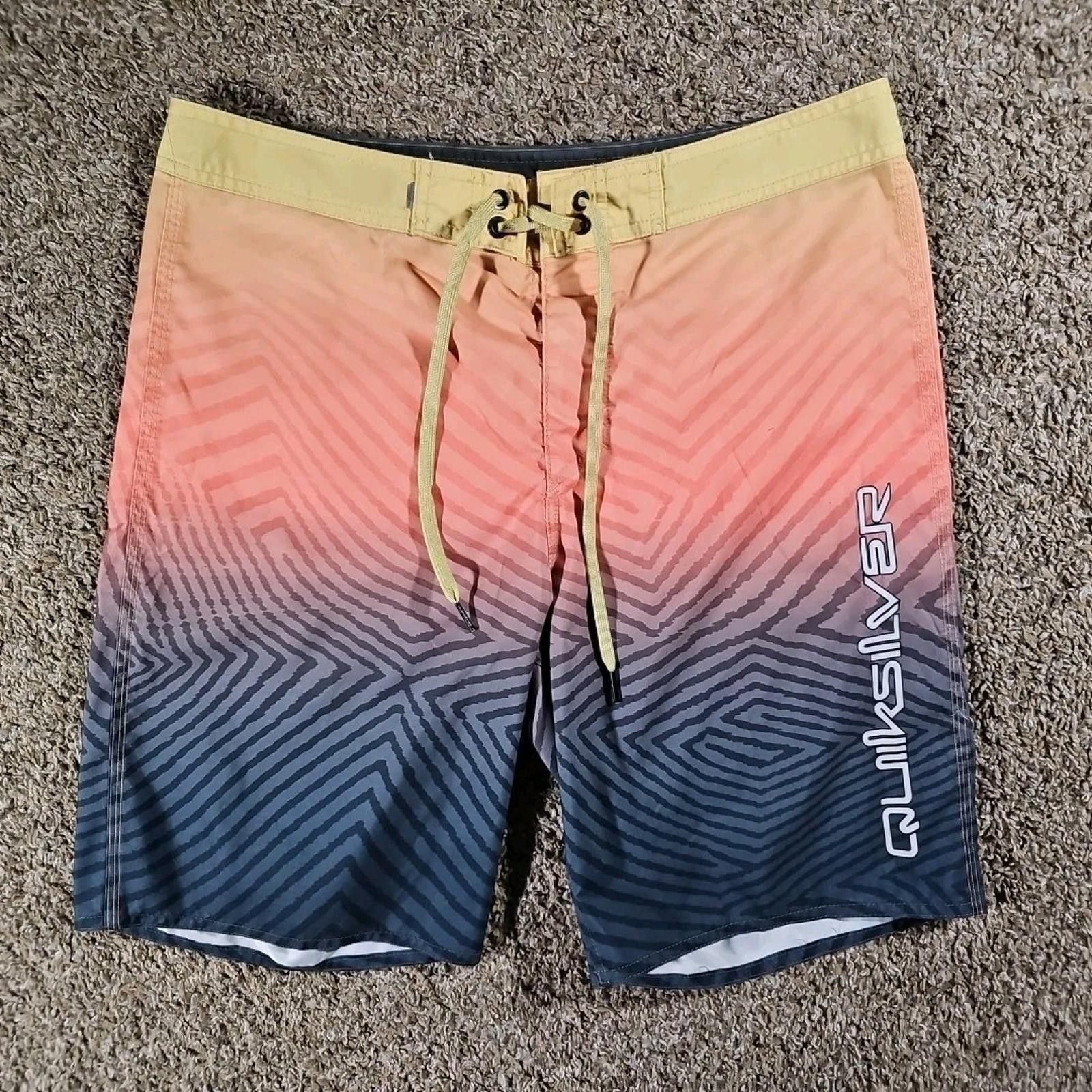 Quiksilver Quiksilver Sz 32 Board Shorts Size US 32 / EU 48 - 1 Thumbnail