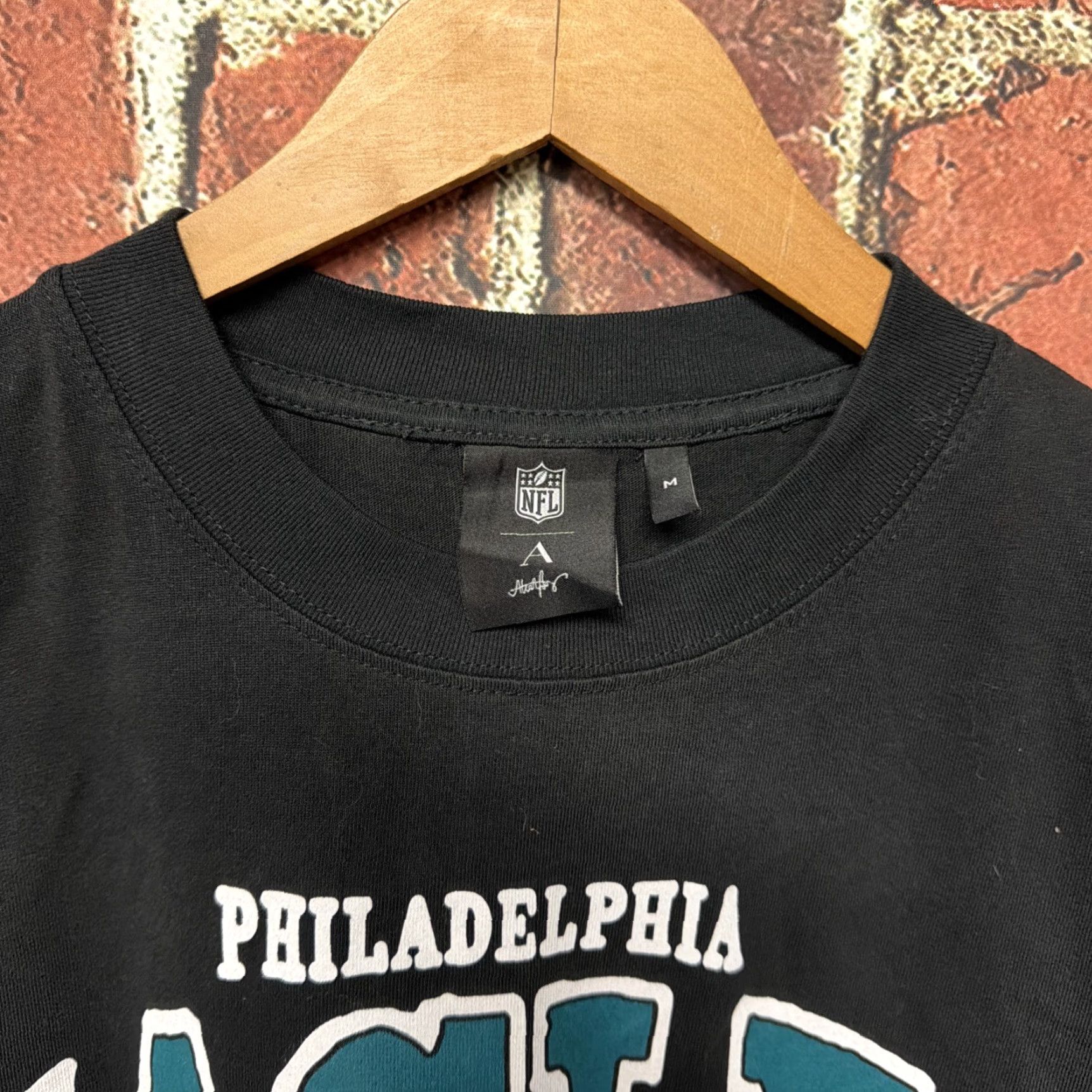 NFL NEW NFL x Aleali May Mens Size M Eagles Graphic Print T-Shirt Vintage Black Size US M / EU 48-50 / 2 - 3 Thumbnail