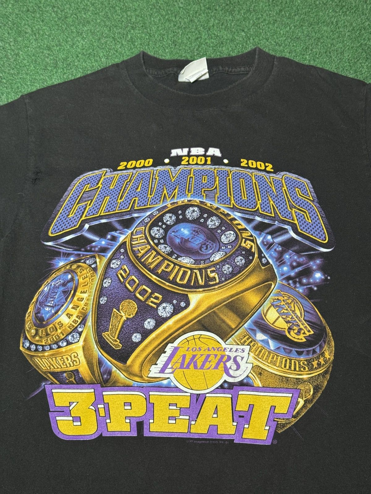 Vintage Los Angeles Lakers 3 Peat Y2K Champions S/M 18x27 T Shirt Size US M / EU 48-50 / 2 - 2 Thumbnail