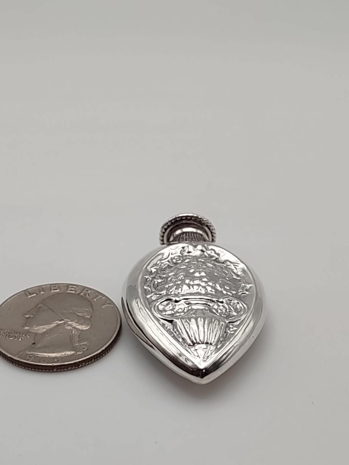 The Unbranded Brand Vintage Thai 925 Sterling Memorial Keepsake Pendant Size ONE SIZE - 5 Thumbnail