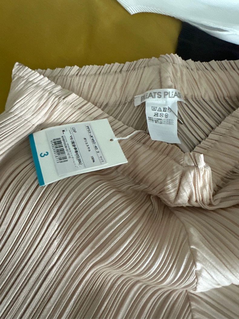 Issey Miyake Issey Miyake size:3 Light beige pleated irregular-shaped p Size 31" - 2 Thumbnail