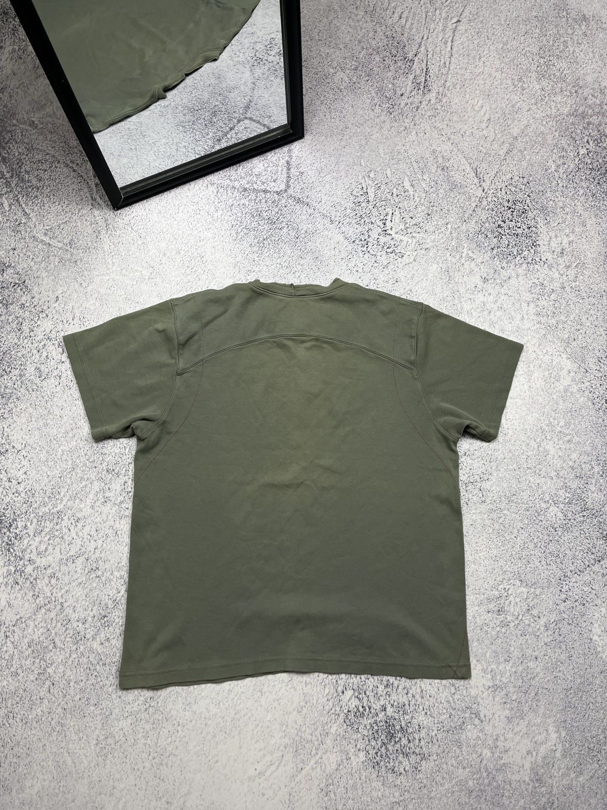 Oakley Vintage 00’s Oakley Center 3D Circle Graphic Logo T-shirt Size US XL / EU 56 / 4 - 9 Thumbnail