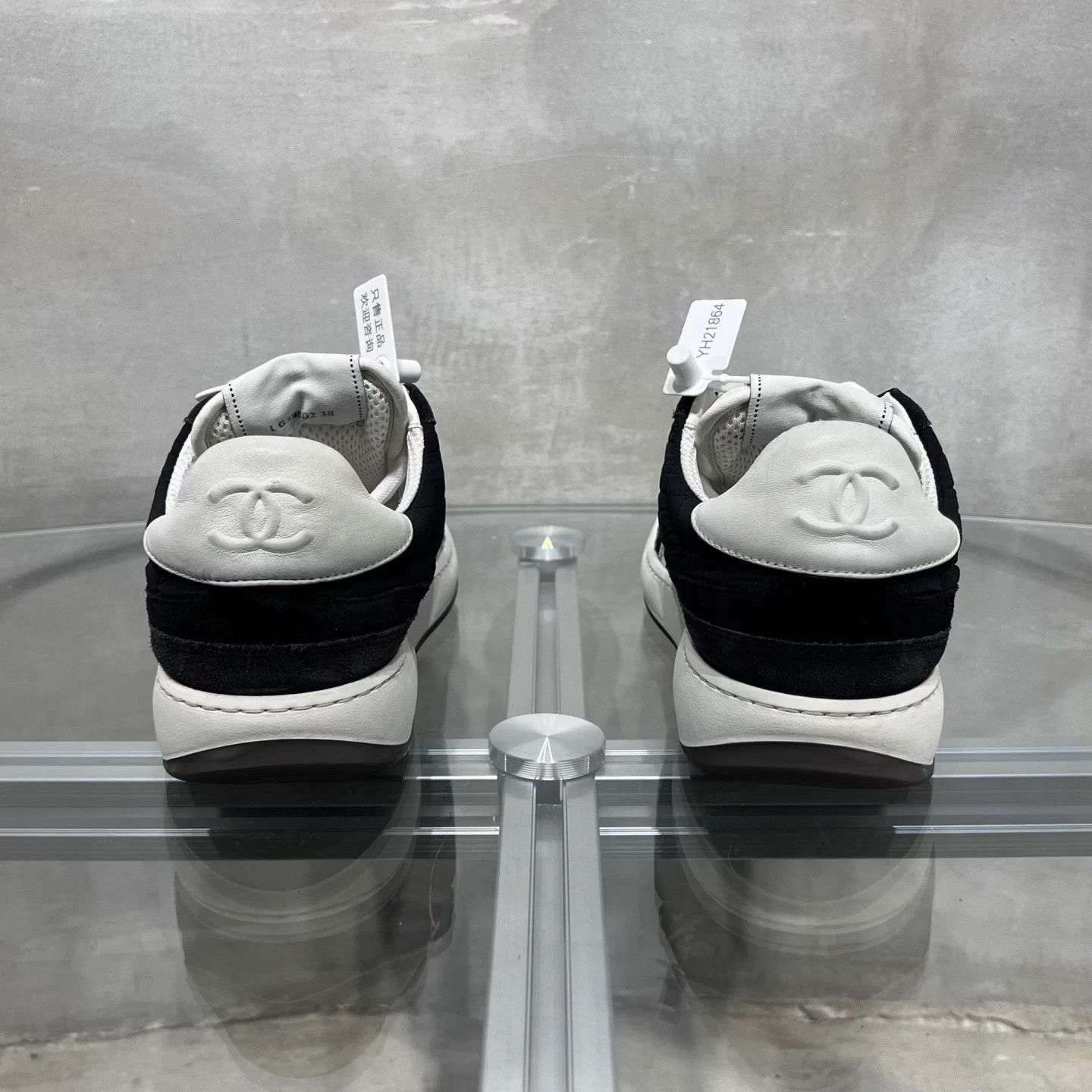 Chanel CHANEL logo leather low-top black/white EUR38 sneakers Size US 7 / IT 37 - 6 Thumbnail