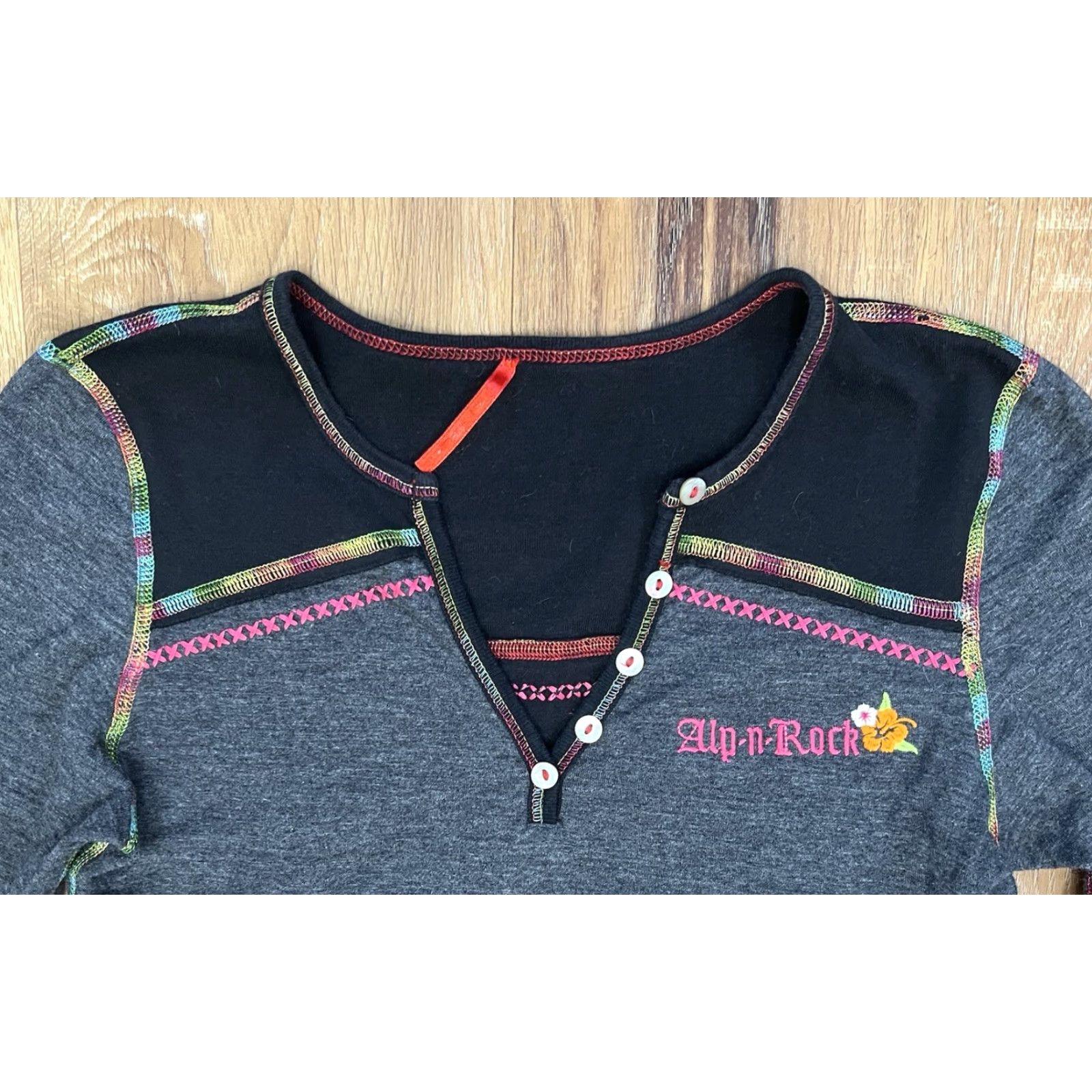 Vintage VINTAGE Alp N Rock Edelweiss Grey Black Embroidered Floral Henley Shirt XS / S Size XS / US 0-2 / IT 36-38 - 5 Thumbnail