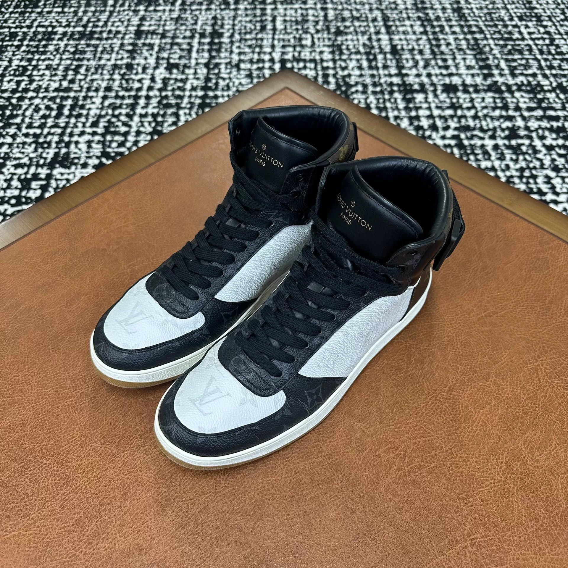 Louis Vuitton Louis Vuitton Hitop Sneakers 8 Men Size US 8 / EU 41 - 1 Thumbnail