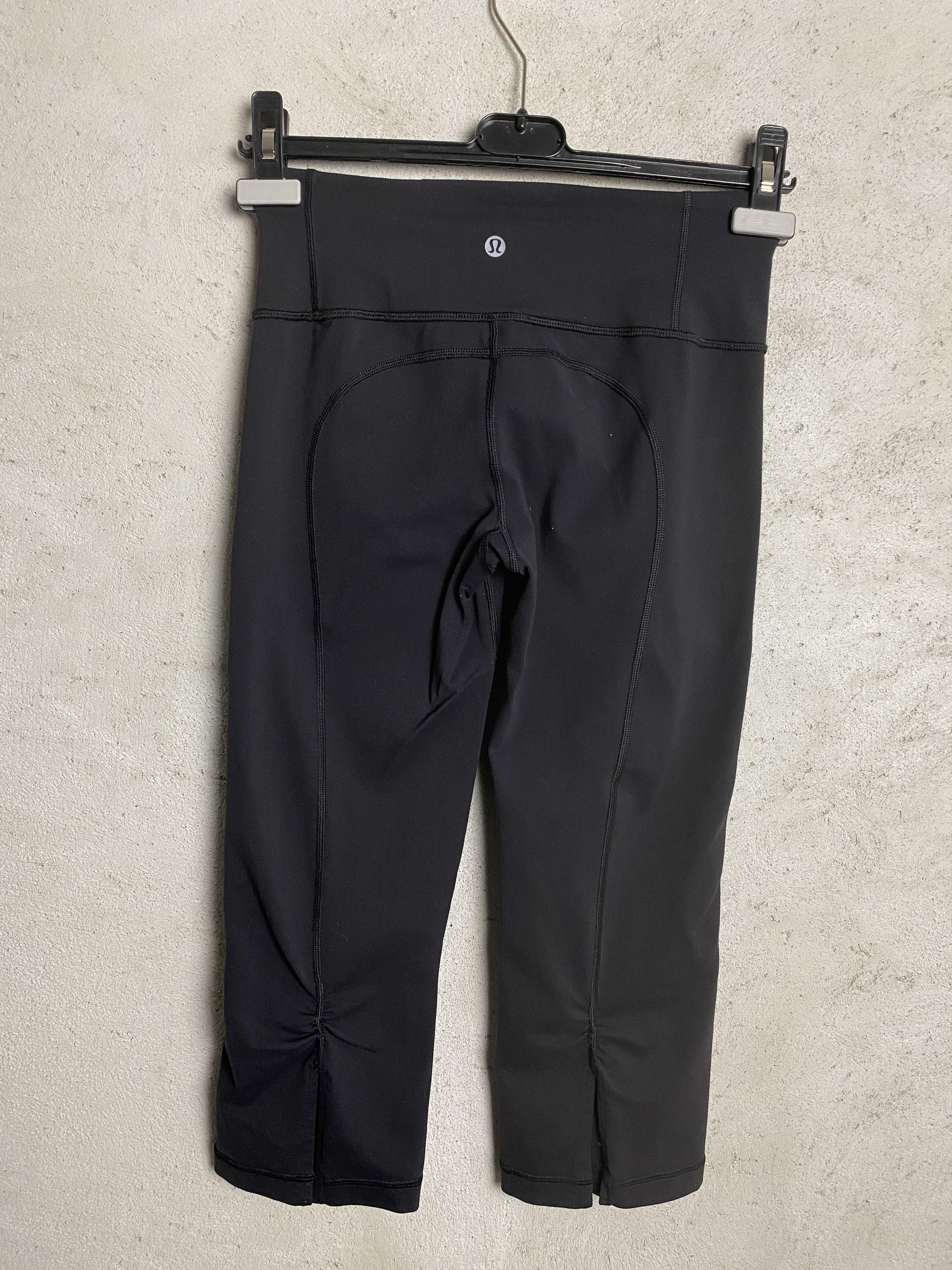 Lululemon Lululemon black capri leggings sport yoga gym pilates Size 27" / US 4 / IT 40 - 1 Thumbnail